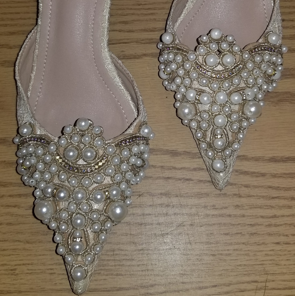 Pearl Embellished Kitten Hill